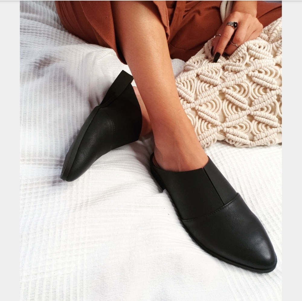 🆕️//The Amy// black mule flat - Picture 4 of 7